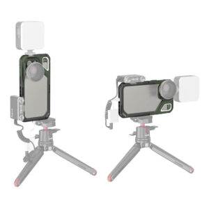 1704383878_614 Kaksi SmallRig 4473 x Brandon Li -mobiilivideohäkkiä iPhone 15 Pro Max -puhelimelle on asennettu ministatiiviin objektiivien, mikrofonien ja valojen kanssa. Vasen häkki on hieman haalistunut; oikea häkki on näkyvä ja täysin näkyvä.