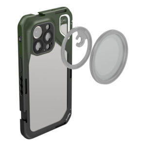 1704383880_813 SmallRig 4473 x Brandon Li Mobile Video Cage for iPhone 15 Pro Max Co design Edition -malli, jossa on karu vihreäreunainen kehys ja kirkas takapuoli, näkyy irrotettavan pyöreän linssinsuojuksen ja kameramoduulin rengaskiinnikkeen vieressä.