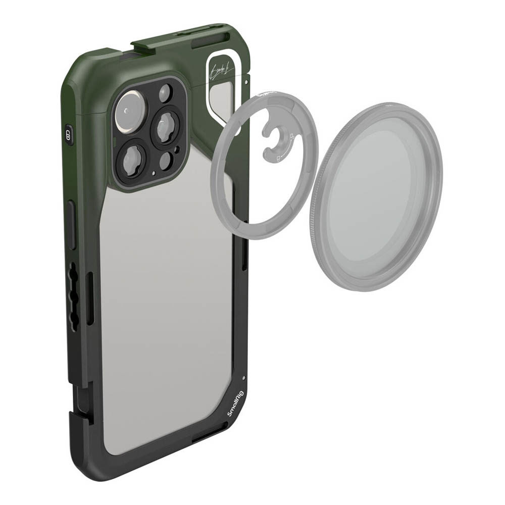1704383880_813 SmallRig 4473 x Brandon Li Mobile Video Cage for iPhone 15 Pro Max Co design Edition -malli, jossa on karu vihreäreunainen kehys ja kirkas takapuoli, näkyy irrotettavan pyöreän linssinsuojuksen ja kameramoduulin rengaskiinnikkeen vieressä.
