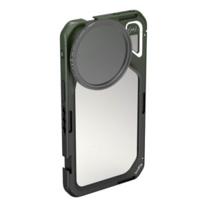 1704383882_853 SmallRig 4473 x Brandon Li Mobile Video Cage for iPhone 15 Pro Max Co design Edition on kestävä vihreä ja musta kotelo, jossa on sisäänrakennettu pyöreä linssikiinnike ja suojareunat, jotka parantavat kameran ominaisuuksia ja kestävyyttä.