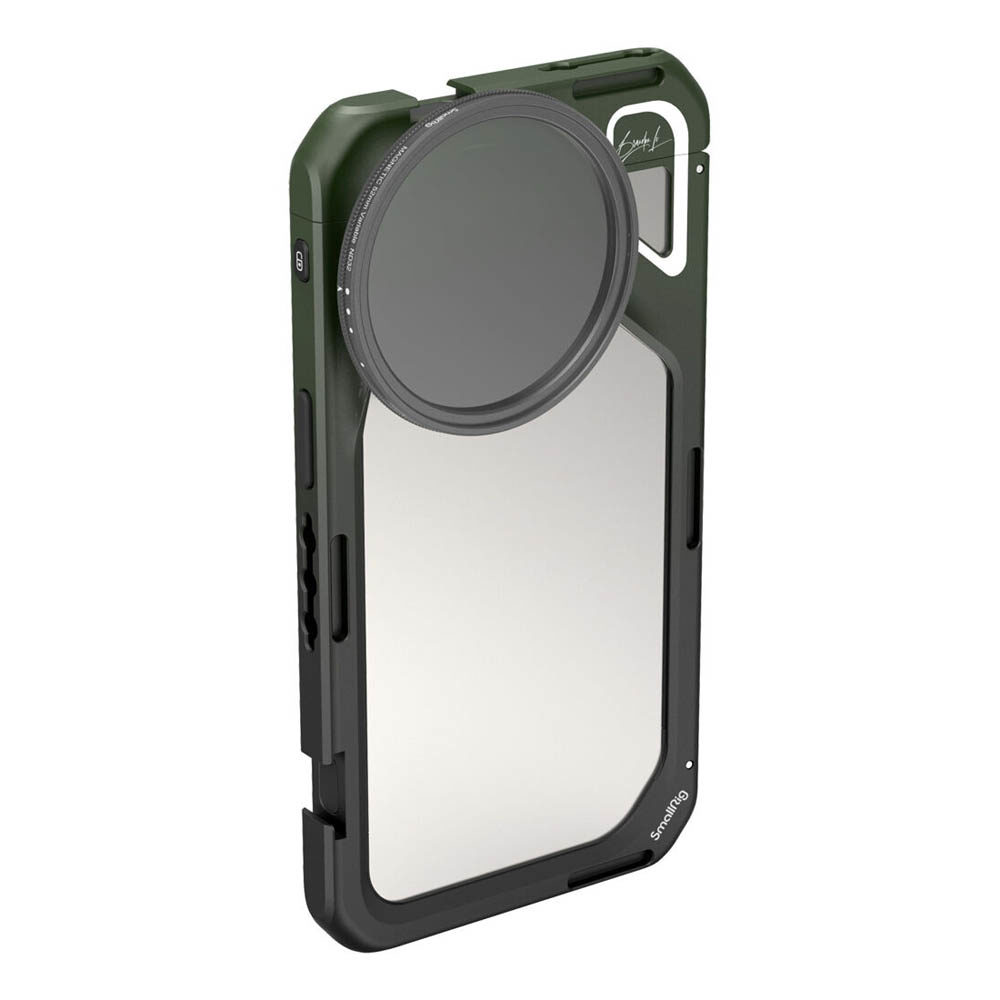1704383882_853 SmallRig 4473 x Brandon Li Mobile Video Cage for iPhone 15 Pro Max Co design Edition on kestävä vihreä ja musta kotelo, jossa on sisäänrakennettu pyöreä linssikiinnike ja suojareunat, jotka parantavat kameran ominaisuuksia ja kestävyyttä.
