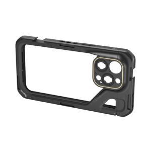1704464398_039 SmallRig 4391 Mobile Video Cage iPhone 15 Pro Max -puhelimelle on kestävä musta kotelo, jossa on vahvistetut kulmat, avoin etuosa, suojaavat reunat, suuri kameran aukko ja metallinen rengas kameran ympärillä.