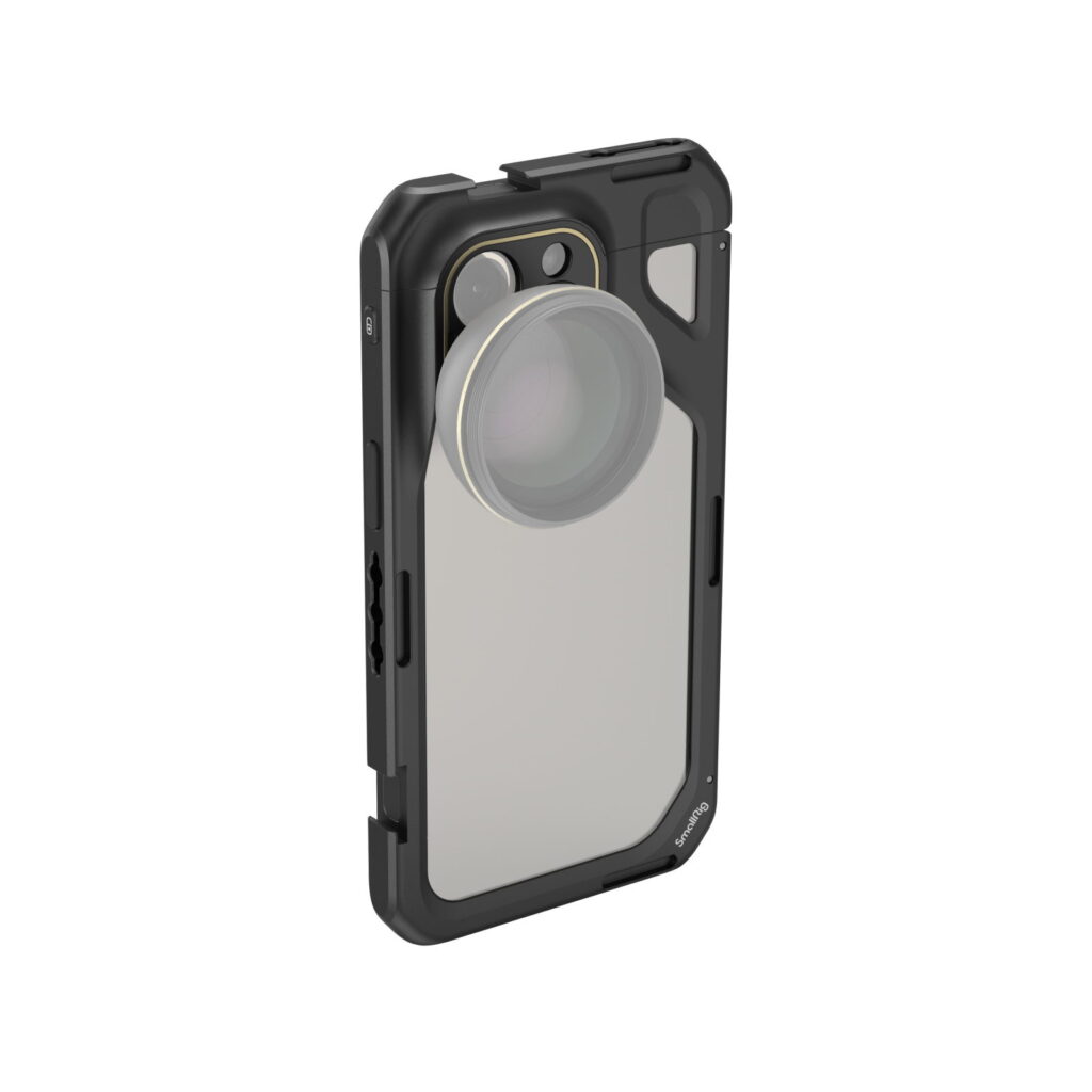 1704464449_026 Mustassa SmallRig 4391 Mobile Video Cage for iPhone 15 Pro Max -mobiilivideohäkissä on kestävä muotoilu ja suuri irrotettava kameran linssi, joka on asennettu puhelimen takakameran päälle ja joka näkyy tavallisella valkoisella pohjalla.