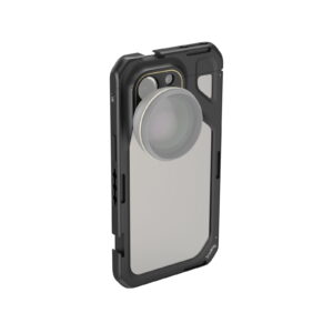 1704464449_026 Mustassa SmallRig 4391 Mobile Video Cage for iPhone 15 Pro Max -mobiilivideohäkissä on kestävä muotoilu ja suuri irrotettava kameran linssi, joka on asennettu puhelimen takakameran päälle ja joka näkyy tavallisella valkoisella pohjalla.