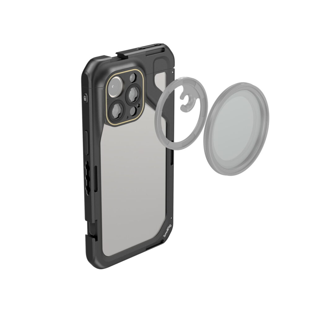1704464452_791 SmallRig 4391 Mobile Video Cage for iPhone 15 Pro Max -mobiilivideohäkki on mustan ja harmaan värinen, ja siinä on kirkas takapuoli sekä pyöreä, irrotettava linssinsuojus ja pyöreä rengas, joka on sijoitettu kameran lähelle, kaikki valkoisella pohjalla.
