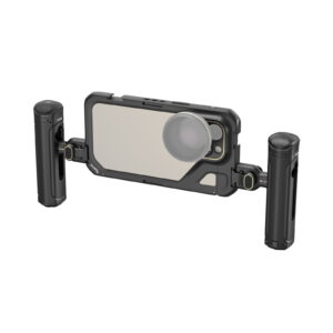 1704467973_367 SmallRig 4392 Mobile Video Kit (Dual Handheld) iPhone 15 Pro Maxille sisältää mustan suojakotelon, irrotettavan kameran objektiivin ja kaksi ergonomista kädensijaa, jotka on suunniteltu parantamaan mobiilikuvausta ja videokuvausta.