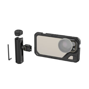 1704467976_361 SmallRig 4392 Mobile Video Kit (Dual Handheld) iPhone 15 Pro Max -mallille sisältää mustan, tukevan kotelon, jossa on kiinnitetty objektiivi, irrotettavan mustan kahvan, pienen työkalun ja kiinnityskappaleen, jotka kaikki näkyvät valkoisella pohjalla.