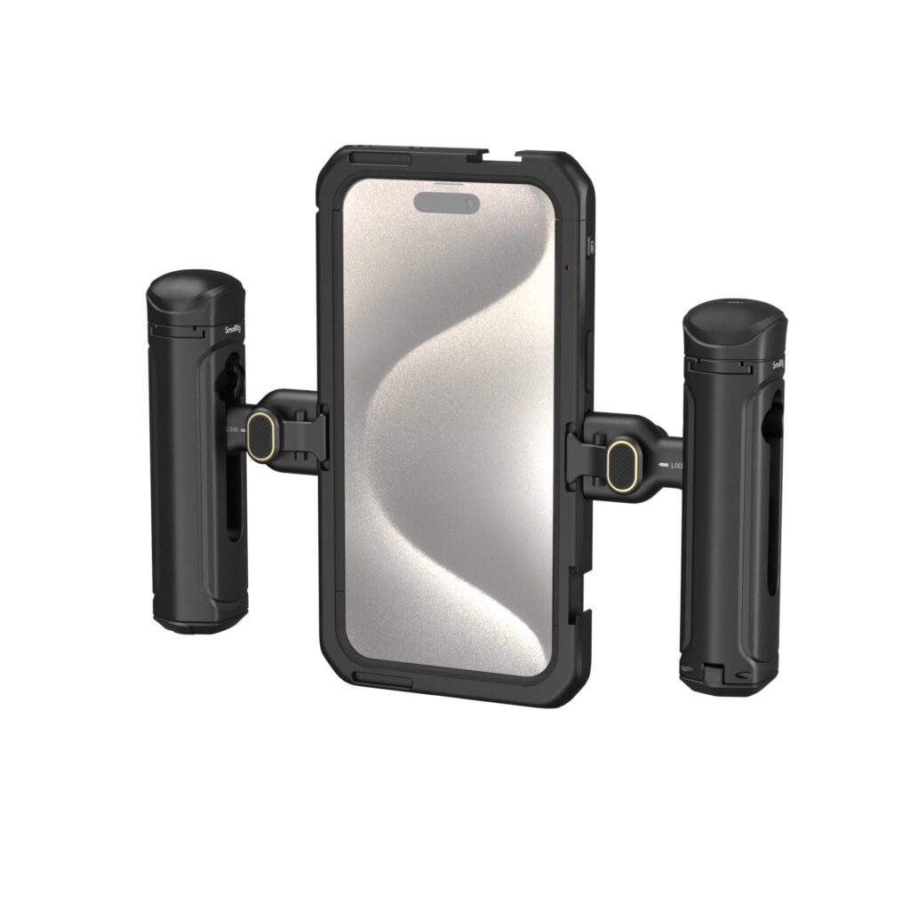 1704467979_639 SmallRig 4392 Mobile Video Kit (Dual Handheld) iPhone 15 Pro Maxille sisältää kaksi sylinterimäistä sivukahvaa ja pystysuoran, suojaavan puhelinkotelon, joka takaa turvallisen käsittelyn ja vakauden käytön aikana.