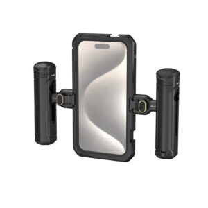 1704467979_639 SmallRig 4392 Mobile Video Kit (Dual Handheld) iPhone 15 Pro Maxille sisältää kaksi sylinterimäistä sivukahvaa ja pystysuoran, suojaavan puhelinkotelon, joka takaa turvallisen käsittelyn ja vakauden käytön aikana.