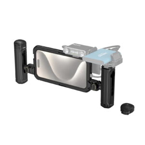 1704467981_043 SmallRig 4392 Mobile Video Kit (Dual Handheld) iPhone 15 Pro Max -mallille sisältää mustan telineen, jossa on kaksi sivukahvaa, ulkoinen mikrofoni, pieni LED-valo ja irrotettava Bluetooth-kaukosäädin vaakasuoraa älypuhelimen kiinnitystä varten.
