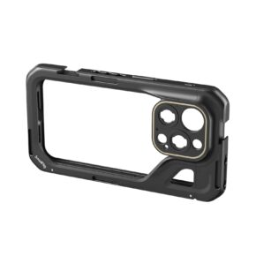 1704728134_346 SmallRig 4396 Mobile Video Cage iPhone 15 Pro -mobiilivideokotelo on kestävä musta kotelo, jossa on vahvistetut kulmat, suuri kameran leikkaus lisäsuojaa varten ja SmallRig-brändi vasemmassa alareunassa.