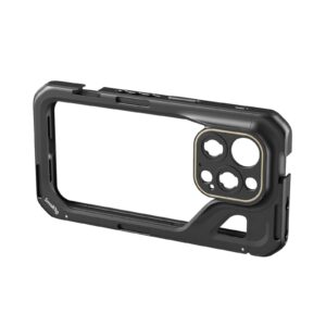 SmallRig 4396 Mobile Video Cage iPhone 15 Pro -mobiilivideokotelo on kestävä musta kotelo, jossa on vahvistetut kulmat, suuri kameran leikkaus lisäsuojaa varten ja SmallRig-brändi vasemmassa alareunassa.