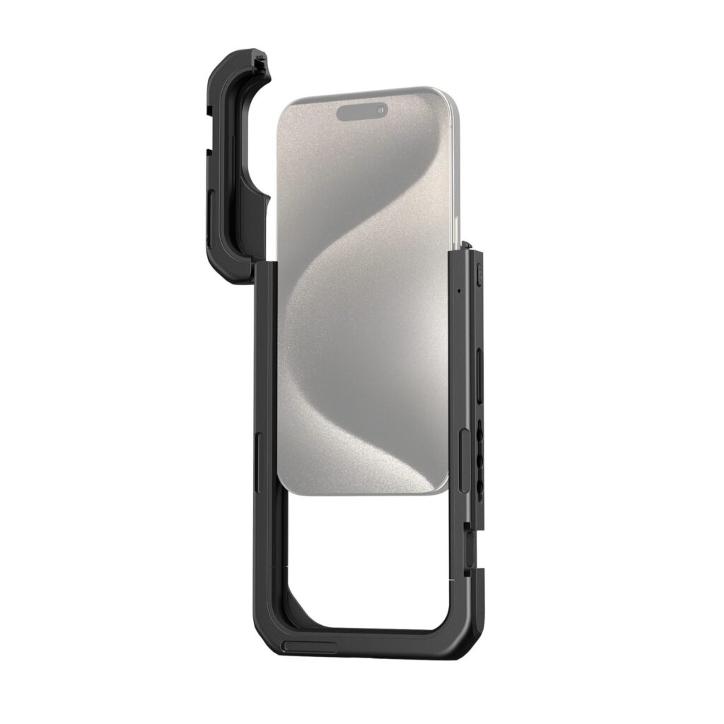 Osittain avoinna olevassa SmallRig 4396 Mobile Video Cage -mobiilivideokotelossa - joka on kestävä musta kotelo, jossa on vahvistetut kulmat, oleva iPhone 15 Pro paljastaa näytön ja painikkeet ja tarjoaa näin erittäin vahvan suojan.