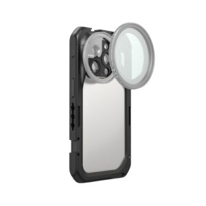SmallRig 4396 Mobile Video Cage for iPhone 15 Pro on kestävä musta kotelo, jossa on vahvistetut kulmat, sivukahvat ja sisäänrakennettu kameran linssin suojus, joka on hieman auki paljastaen takakameran alueen, mikä lisää suojaa ja kestävyyttä.