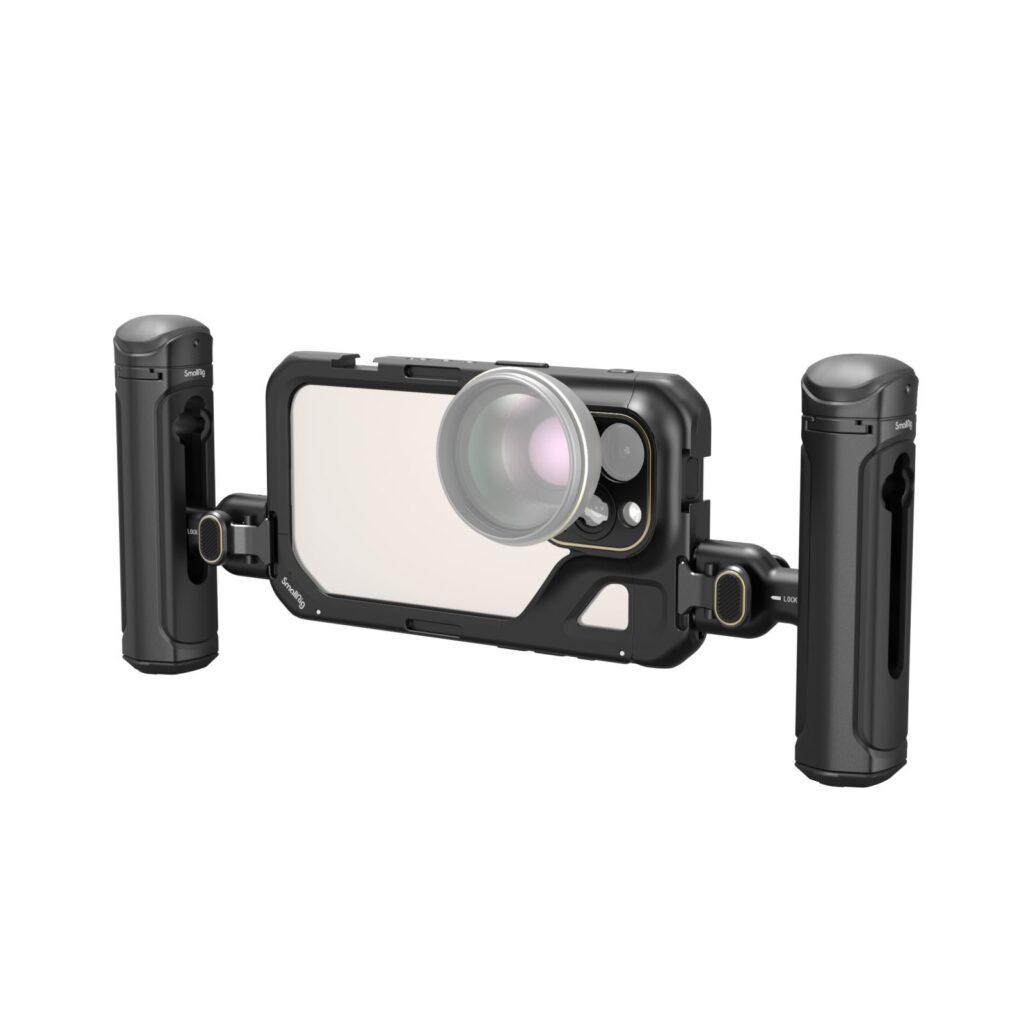 1704730733_593 SmallRig 4397 Mobile Video Kit (Dual Handheld) iPhone 15 Pro -mobiilivideokamera on musta, kahdella käsikahvalla ja ulkoisella objektiivikiinnityksellä varustettu laite, joka on suunniteltu tehostamaan mobiilikuvausta ja -videokuvausta.