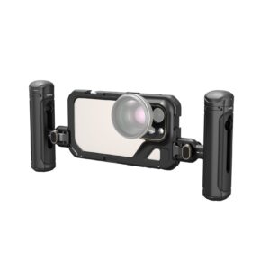 1704730733_593 SmallRig 4397 Mobile Video Kit (Dual Handheld) iPhone 15 Pro -mobiilivideokamera on musta, kahdella käsikahvalla ja ulkoisella objektiivikiinnityksellä varustettu laite, joka on suunniteltu tehostamaan mobiilikuvausta ja -videokuvausta.
