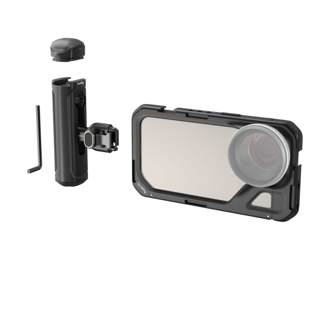1704730736_182 SmallRig 4397 Mobile Video Kit (Dual Handheld) iPhone 15 Pro:lle sisältää puhelinkotelon, jossa on laajakulmalinssi, kaksi irrotettavaa kädensijaa, kuusiokoloavaimen ja pienen pyöreän korkin, kaikki kuvassa valkoisella pohjalla.