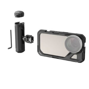 1704730736_182 SmallRig 4397 Mobile Video Kit (Dual Handheld) iPhone 15 Pro:lle sisältää puhelinkotelon, jossa on laajakulmalinssi, kaksi irrotettavaa kädensijaa, kuusiokoloavaimen ja pienen pyöreän korkin, kaikki kuvassa valkoisella pohjalla.