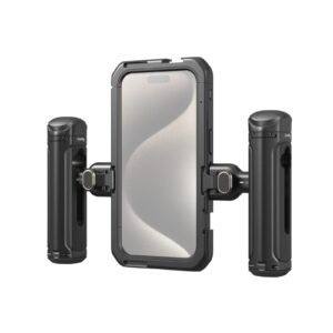 1704730739_146 SmallRig 4397 Mobile Video Kit (Dual Handheld) iPhone 15 Pro:lle on kestävä älypuhelinkotelo, jossa on kaksi mustaa sylinterimäistä kahvaa kummallakin puolella ja joka on suunniteltu vakaaseen käsivaralta tapahtuvaan kuvaamiseen tai valokuvaamiseen.