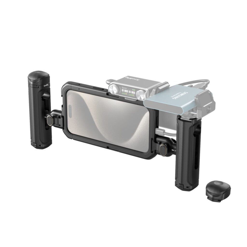 1704730743_661 SmallRig 4397 Mobile Video Kit (Dual Handheld) iPhone 15 Pro:lle sisältää kaksi sivukahvaa, ylhäältä kiinnitettävän valon ja irrotettavan Bluetooth-sulkimen vakaaseen mobiilikuvaukseen ja -valokuvaukseen.