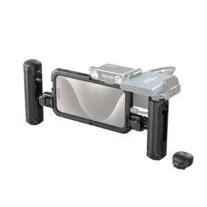 1704730743_661 SmallRig 4397 Mobile Video Kit (Dual Handheld) iPhone 15 Pro:lle sisältää kaksi sivukahvaa, ylhäältä kiinnitettävän valon ja irrotettavan Bluetooth-sulkimen vakaaseen mobiilikuvaukseen ja -valokuvaukseen.