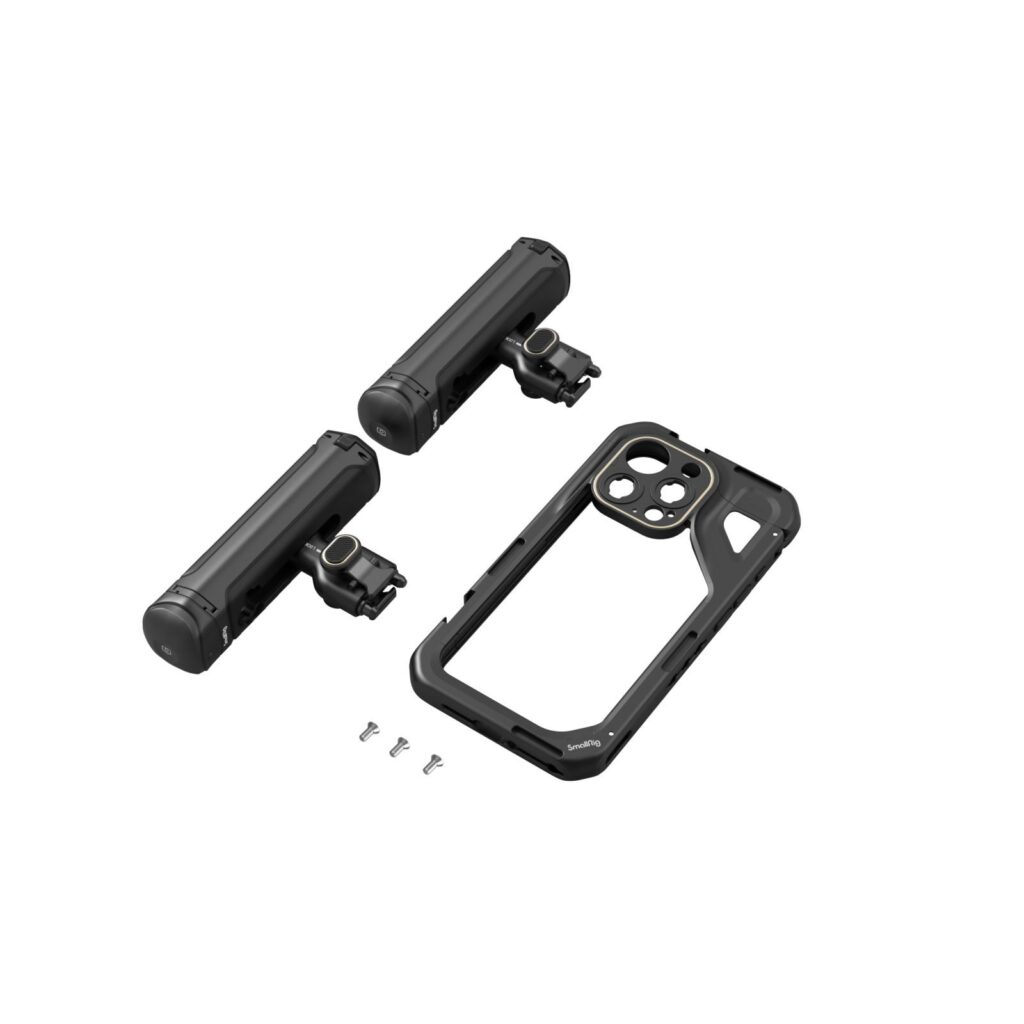 1704730746_232 SmallRig 4397 Mobile Video Kit (Dual Handheld) iPhone 15 Pro -mobiilivideosarja on esitetty valkoisella pohjalla mustalla kotelolla, jossa on aukot kameraa ja painikkeita varten, kaksi lieriönmuotoista mustaa kiinnikekiinnikettä ja neljä pientä ruuvia.