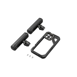 1704730746_232 SmallRig 4397 Mobile Video Kit (Dual Handheld) iPhone 15 Pro -mobiilivideosarja on esitetty valkoisella pohjalla mustalla kotelolla, jossa on aukot kameraa ja painikkeita varten, kaksi lieriönmuotoista mustaa kiinnikekiinnikettä ja neljä pientä ruuvia.