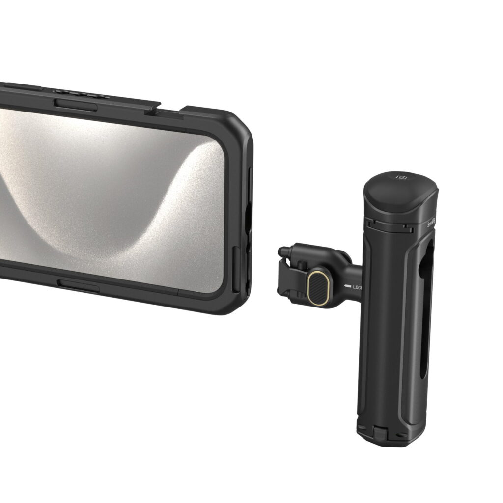 1704796485_451 SmallRig 4393 Mobile Video Kit (Single Handheld) iPhone 15 Pro Max -puhelimelle sisältää tyylikkään mustan älypuhelinkotelon ja irrotettavan, turvallisella lukitusmekanismilla varustetun käsikahvan, jotka molemmat on suunniteltu modernin esteettisesti.