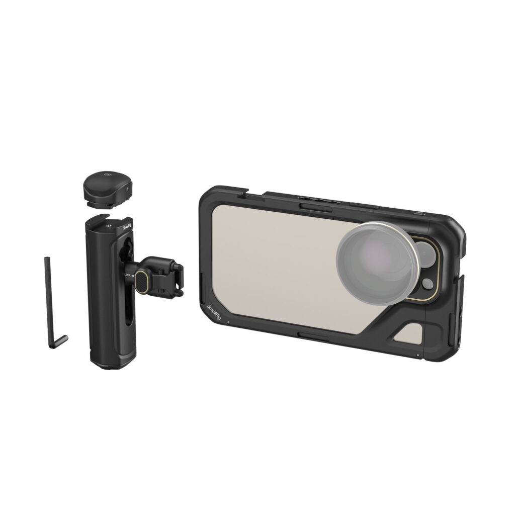 1704796488_442 SmallRig 4393 Mobile Video Kit (Single Handheld) iPhone 15 Pro Max -puhelimelle sisältää mustan ja kultaisen älypuhelinkotelon, jossa on ulkoinen objektiivi, ohjauspainikkeella varustettu kahva, pieni työkalu ja irrotettava kiinnike, kuvassa valkoisella pohjalla.