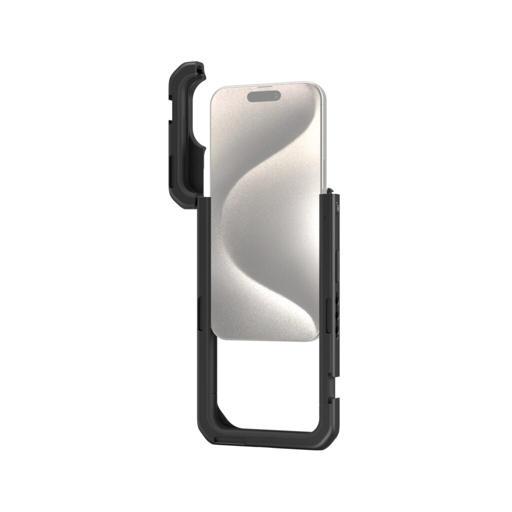 1704796491_499 SmallRig 4393 Mobile Video Kit (Single Handheld) iPhone 15 Pro Max -puhelimelle näyttää puhelimen mustassa, kestävässä kotelossa, jossa vasen yläkulma on auki ja laite leijuu juuri alaosan yläpuolella.