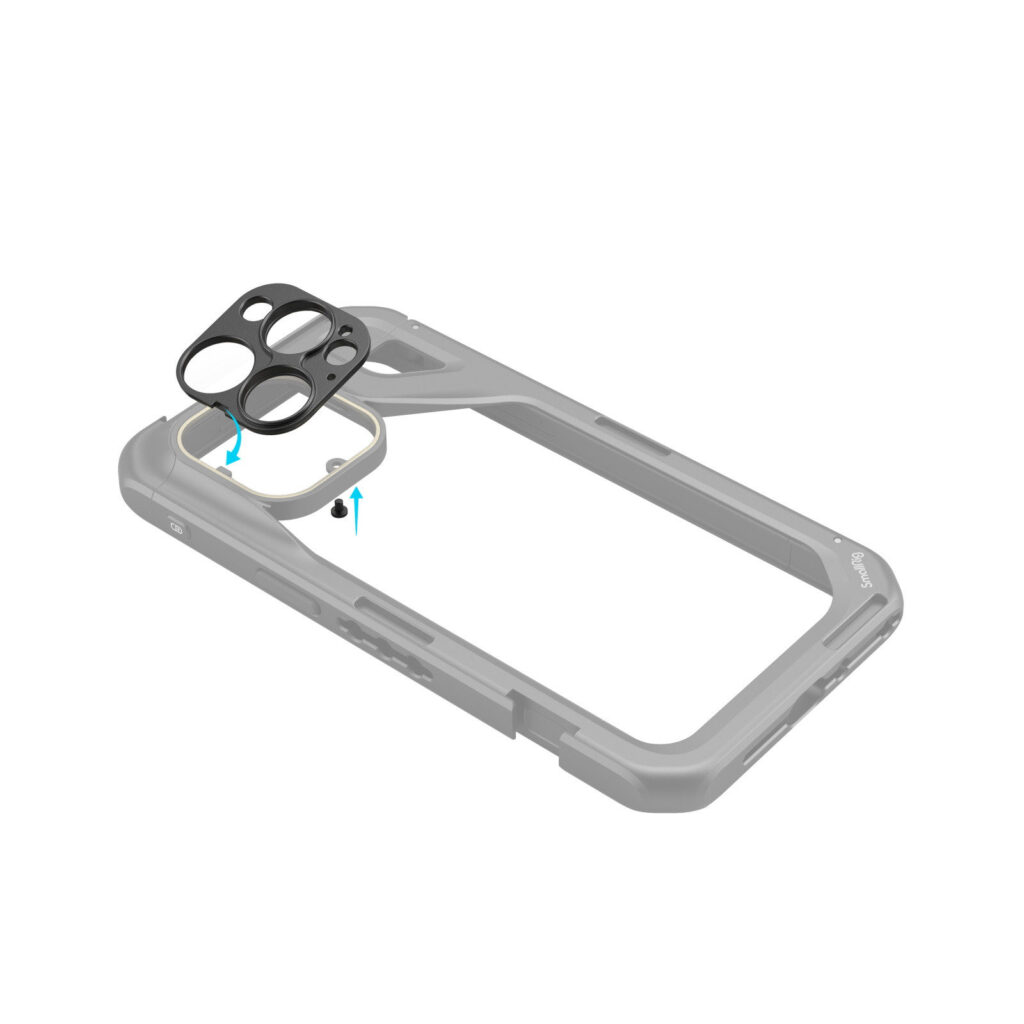 1704798416_968 SmallRig 4394 17 mm:n kierteinen objektiivin takakiinnityslevy iPhone 15 Pro Max / 15 Pro Cage -malliin on kuvassa erillisen mustan linssisuojan kanssa, ja siniset nuolet havainnollistavat, miten se kiinnitetään kameran aukon yläpuolelle.