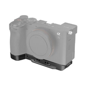 1705499297_604 Peilitön kamera, jonka alle on kiinnitetty SmallRig 4438 Bottom Mount Plate for Sony A7C II / A7CR (musta), puoliksi läpinäkyvässä kuvassa levyn ja sen useiden kiinnitysreikien korostamiseksi.