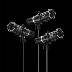 Kolme mustaa Godox Spotlight Attachment MLP19K - ML30/ML60 - LED-valo -yksikköä on asennettu jalustalle kiinteää mustaa taustaa vasten, ja jokainen niistä on suunnattu eri kulmaan valokuva- tai videovalaistusta varten.