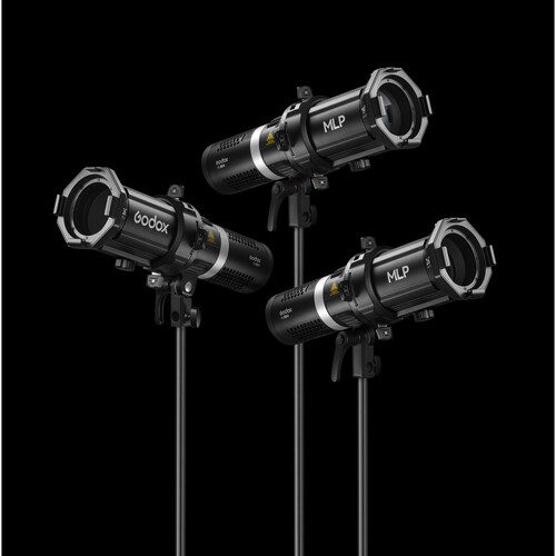 Kolme mustaa Godox Spotlight Attachment MLP19K - ML30/ML60 - LED-valo -yksikköä on asennettu jalustalle kiinteää mustaa taustaa vasten, ja jokainen niistä on suunnattu eri kulmaan valokuva- tai videovalaistusta varten.