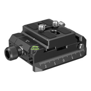 1705931027_331 SmallRig 4234 Arca Swiss / Manfrotto Compatible Mount Plate Kit on musta metallinen pikakiinnike, jossa on numeroitu viivoitin, kuplavaa'an taso, kiinnityskierteet ja säätönuppi jalustan tai kiskon tarkkaa asemointia varten.