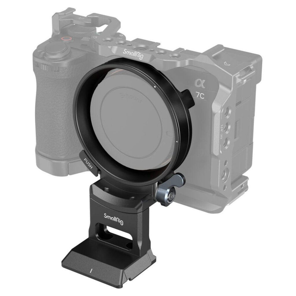 1705934919_751 SmallRig 4424 Rotatable Horizontal-to-Vertical Mount Plate for Sony A7C II / A7CR on kuvassa pyöreän objektiivisovittimen ja tukevan SmallRig-jalustan kanssa asennettuna puoliksi läpinäkyvän digitaalikameran rungon eteen.