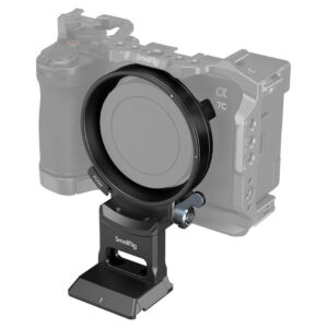1705934919_751 SmallRig 4424 Rotatable Horizontal-to-Vertical Mount Plate for Sony A7C II / A7CR on kuvassa pyöreän objektiivisovittimen ja tukevan SmallRig-jalustan kanssa asennettuna puoliksi läpinäkyvän digitaalikameran rungon eteen.
