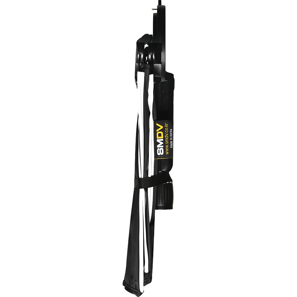 1706024735_834 Taitettu Godox ML60II BI Location Kit -softbox, mustavalkoinen ja keltaisella logolla varustettu, seisoo pystysuorassa valkoista taustaa vasten.