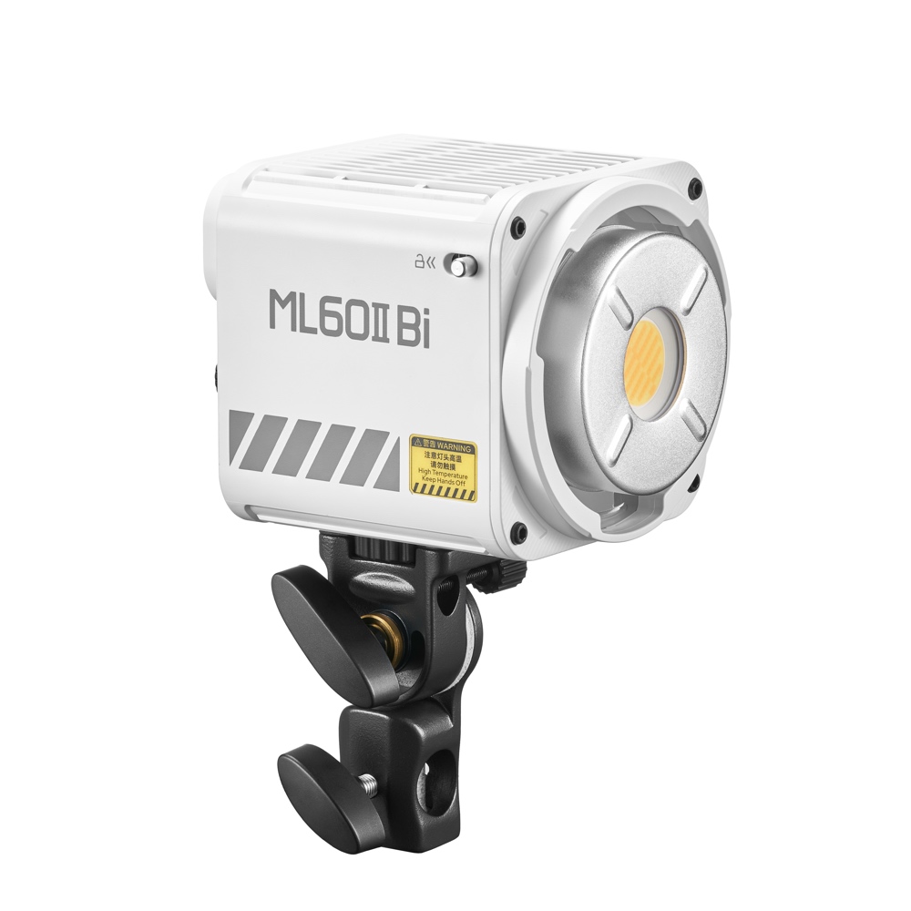 1706024737_626 Godox ML60II BI Location Kit on kompakti valkoinen LED-videovalaisin, jossa on sylinterinmuotoinen etuosa ja joka on kiinnitetty säädettävään mustaan kiinnittimeen.