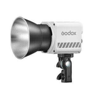 1706085684_317 Godox ML60II BI Battery Kit LED-valaisimessa on hopeinen heijastin ja valkoinen runko, joka on kiinnitetty mustaan säädettävään kiinnikkeeseen, kuvassa valkoista taustaa vasten.