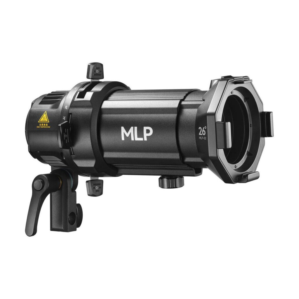 1706182610_131 Musta, lieriömäinen Godox Spotlight-liitäntä MLP26K ML30/ML60:lle, jossa on säätönupit ja kiinnike, kuvassa valkoista taustaa vasten.