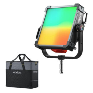 Godox KNOWLED P300R RGB Hard Panel Light Kit -valaisinsarjassa on suorakulmainen LED-valo, jossa on värikäs paneeli U-muotoisessa kiinnikkeessä, ja mukana on harmaa ja musta Godox-merkkinen kantolaukku.
