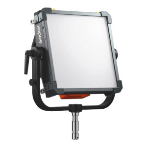 Godox KNOWLED P300R RGB Hard Panel Light Kit -valaisinsarjassa on neliönmuotoinen LED-muotoilu, jossa on himmeä valkoinen etuosa, musta metallikehys ja säädettävä kiinnitysteline, kuvassa valkoisella pohjalla.