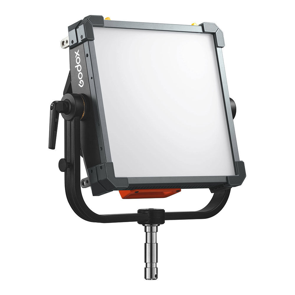 Godox KNOWLED P300R RGB Hard Panel Light Kit -valaisinsarjassa on neliönmuotoinen LED-muotoilu, jossa on himmeä valkoinen etuosa, musta metallikehys ja säädettävä kiinnitysteline, kuvassa valkoisella pohjalla.