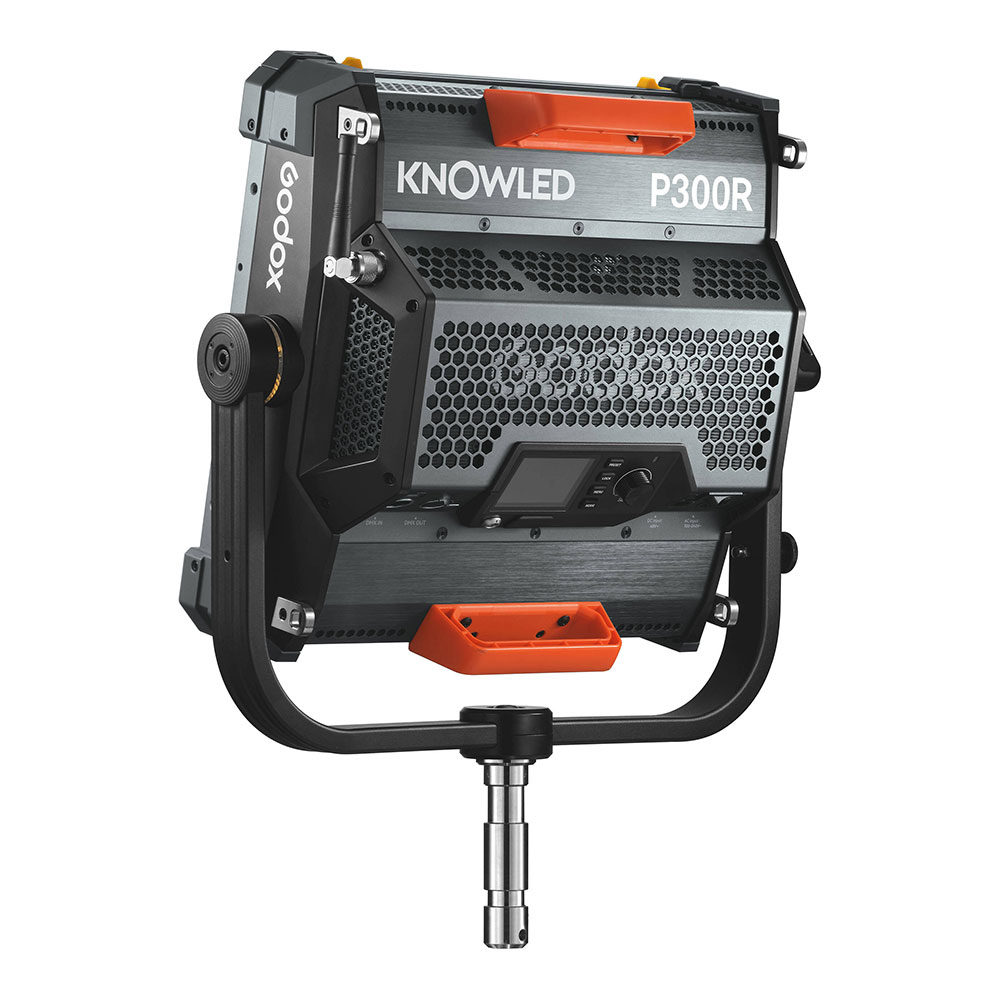 Godox KNOWLED P300R RGB Hard Panel Light Kit -valaisinsarja näkyy takaa, ja sen musta-oranssi muotoilu, ohjauspaneeli, kahva ja kiinnike korostuvat.