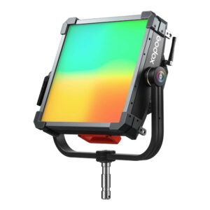 Godox KNOWLED P300R RGB Hard Panel Light Kit on neliskulmainen LED-paneeli, jossa on monivärinäyttö, joka on kiinnitetty säädettävään U-muotoiseen kiinnikkeeseen ja jonka sivussa on Godoxin logo ja säätönuppi.