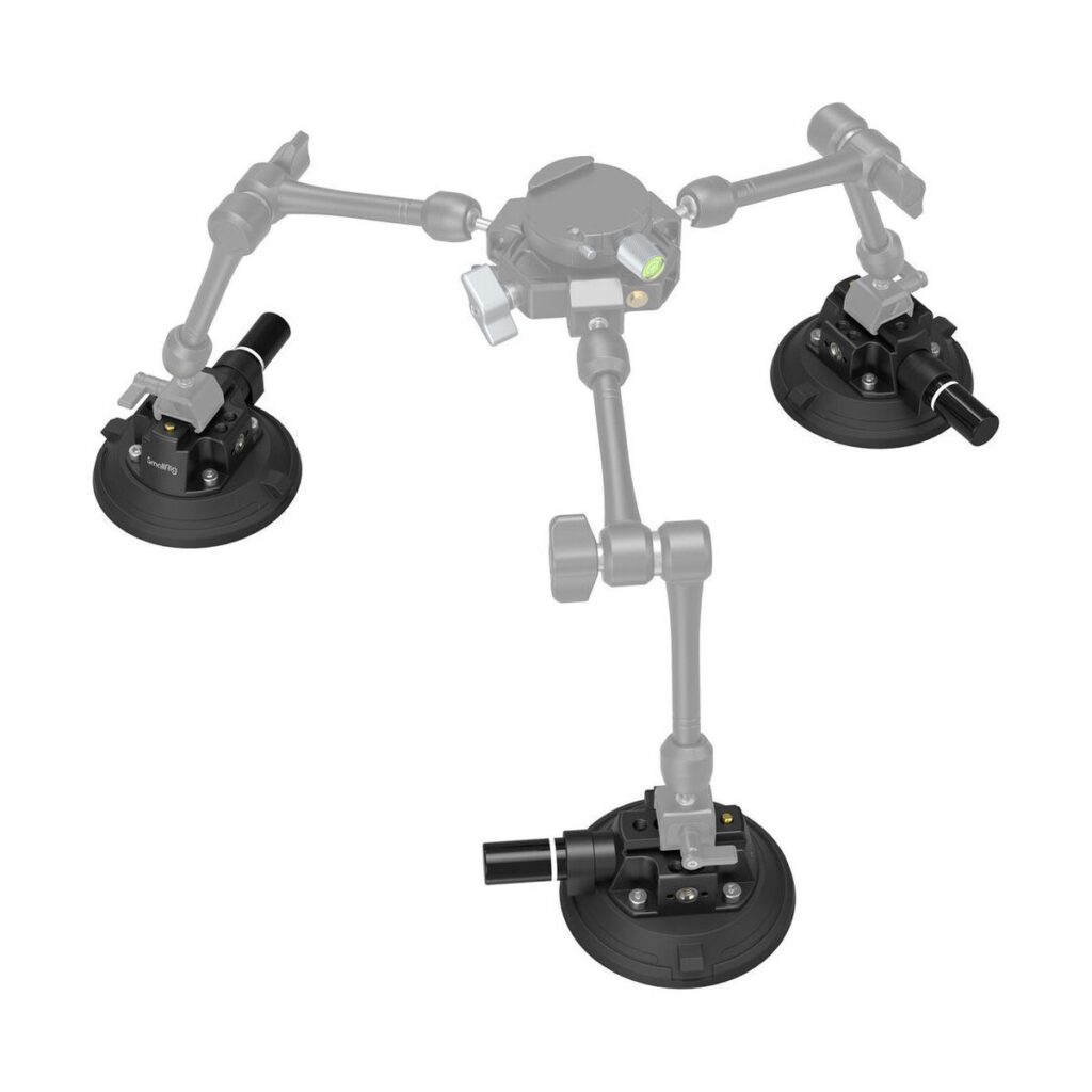 1706192740_648 SmallRig 4122 4'' 4'' imukuppikameran kiinnitystuki ajoneuvokuvaukseen sisältää vakaan kolmijalkaisen rakenteen, jossa on säädettävät varret ja imukupit sekä keskitetyt tasaus- ja säätömekanismit turvallista tasaiselle pinnalle kiinnittämistä varten.