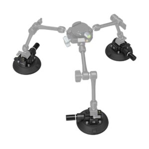 1706192740_648 SmallRig 4122 4'' 4'' imukuppikameran kiinnitystuki ajoneuvokuvaukseen sisältää vakaan kolmijalkaisen rakenteen, jossa on säädettävät varret ja imukupit sekä keskitetyt tasaus- ja säätömekanismit turvallista tasaiselle pinnalle kiinnittämistä varten.