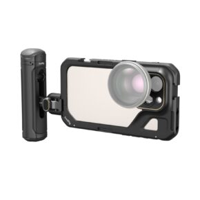 1706193389_745 SmallRig 4398 Mobile Video Kit (Single Handheld) iPhone 15 Pro:lle sisältää kestävän kotelon, irrotettavan kamerakahvan ja ulkoisen linssikiinnikkeen - täydellinen parannettuun mobiilikuvaukseen.