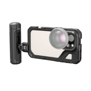 1706193389_745 SmallRig 4398 Mobile Video Kit (Single Handheld) iPhone 15 Pro:lle sisältää kestävän kotelon, irrotettavan kamerakahvan ja ulkoisen linssikiinnikkeen - täydellinen parannettuun mobiilikuvaukseen.